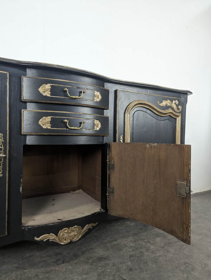 Grand buffet de style Louis XV en chêne laqué noir et rechampi or