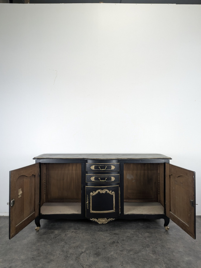 Grand buffet de style Louis XV en chêne laqué noir et rechampi or