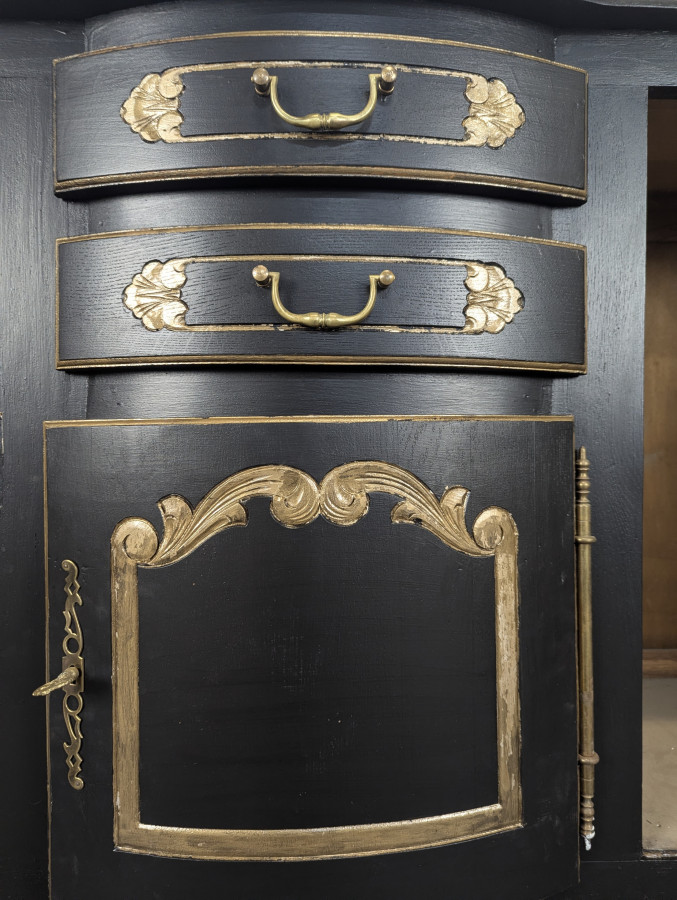 Grand buffet de style Louis XV en chêne laqué noir et rechampi or