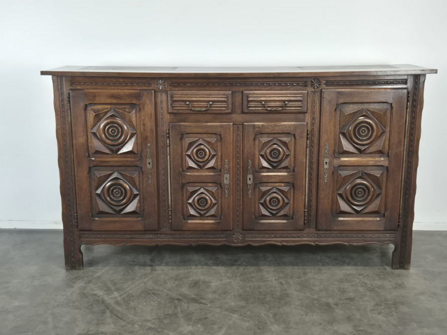 Buffet brutaliste style Dudouyt en chêne à pointes de diamant