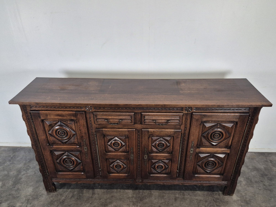 Buffet brutaliste style Dudouyt en chêne à pointes de diamant