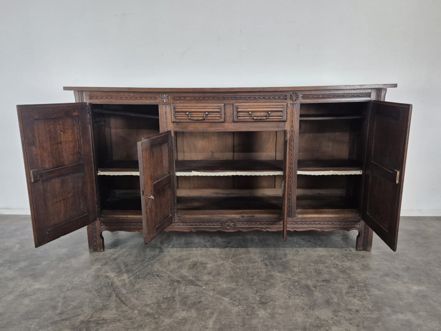 Buffet brutaliste style Dudouyt en chêne à pointes de diamant