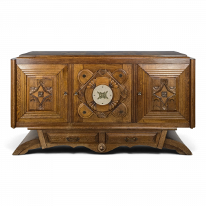 Buffet Art Déco en chêne sculpté à médaillon de marbre dans le goût de Charles Dudouyt