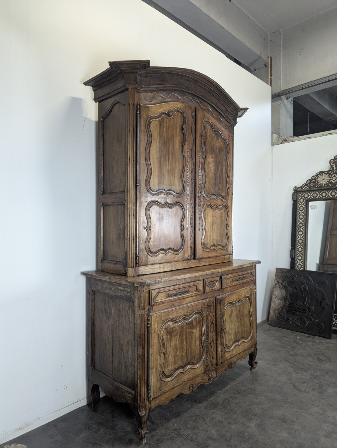 Buffet deux corps Louis XV en chêne à panneaux chantournés