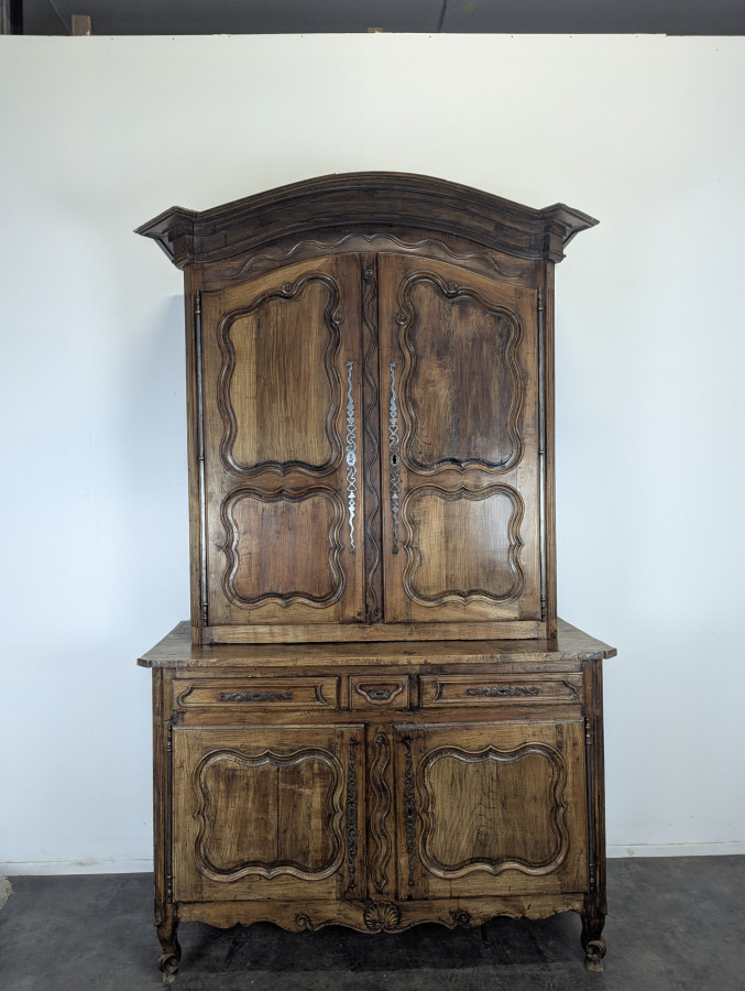 Buffet deux corps Louis XV en chêne à panneaux chantournés