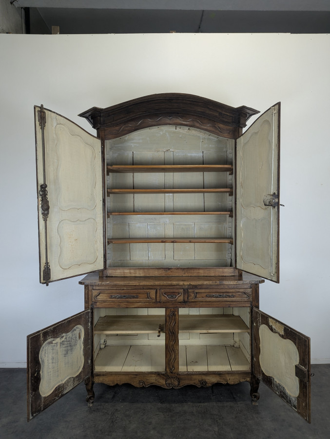 Buffet deux corps Louis XV en chêne à panneaux chantournés