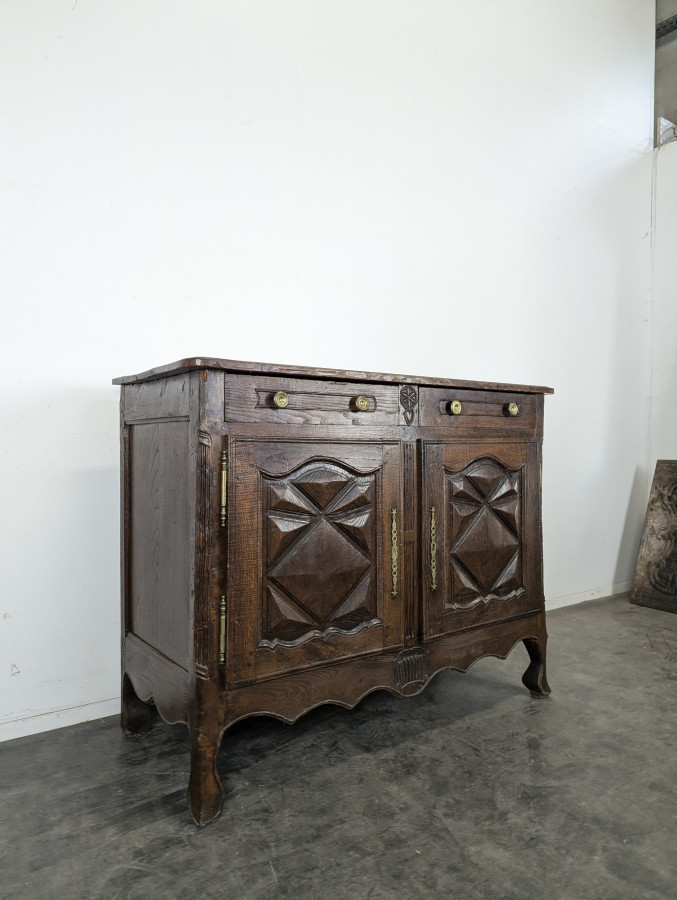 Buffet bas Louis XIII en chêne à pointes de diamant deux portes