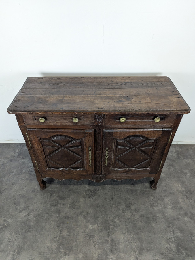 Buffet bas Louis XIII en chêne à pointes de diamant deux portes