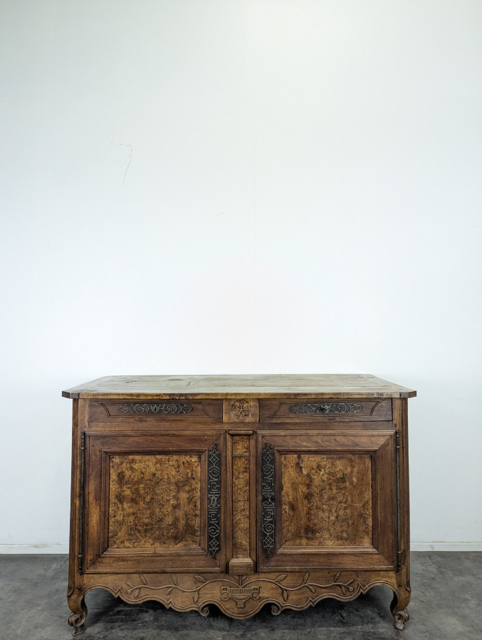 Buffet bas Louis XV en noyer et loupe à ferrures ajourées