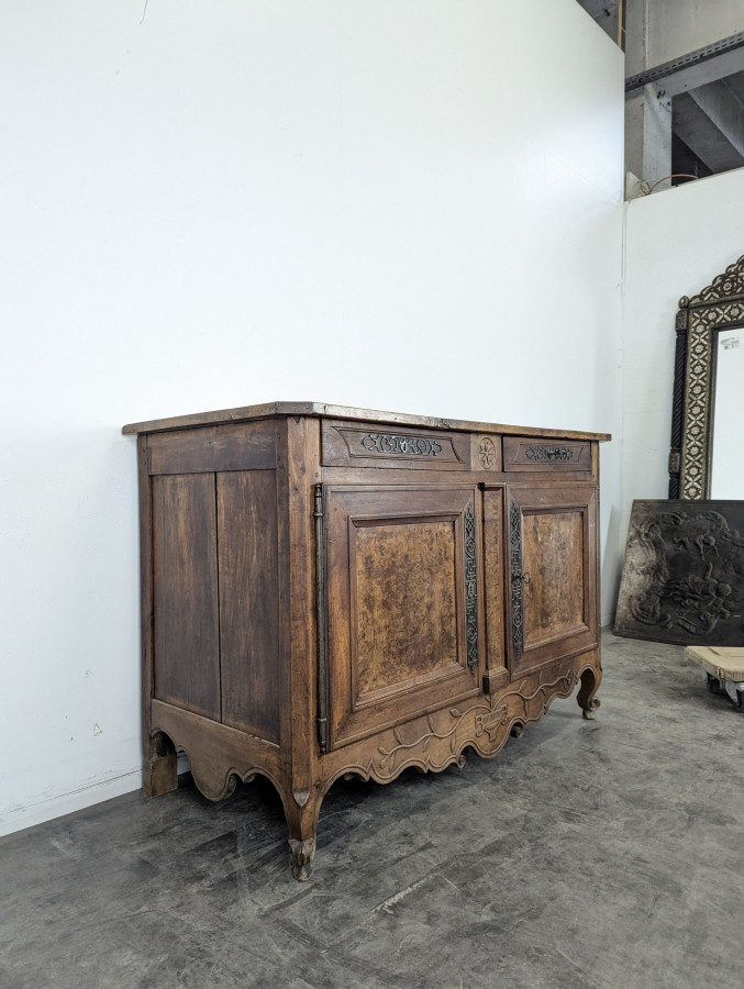 Buffet bas Louis XV en noyer et loupe à ferrures ajourées