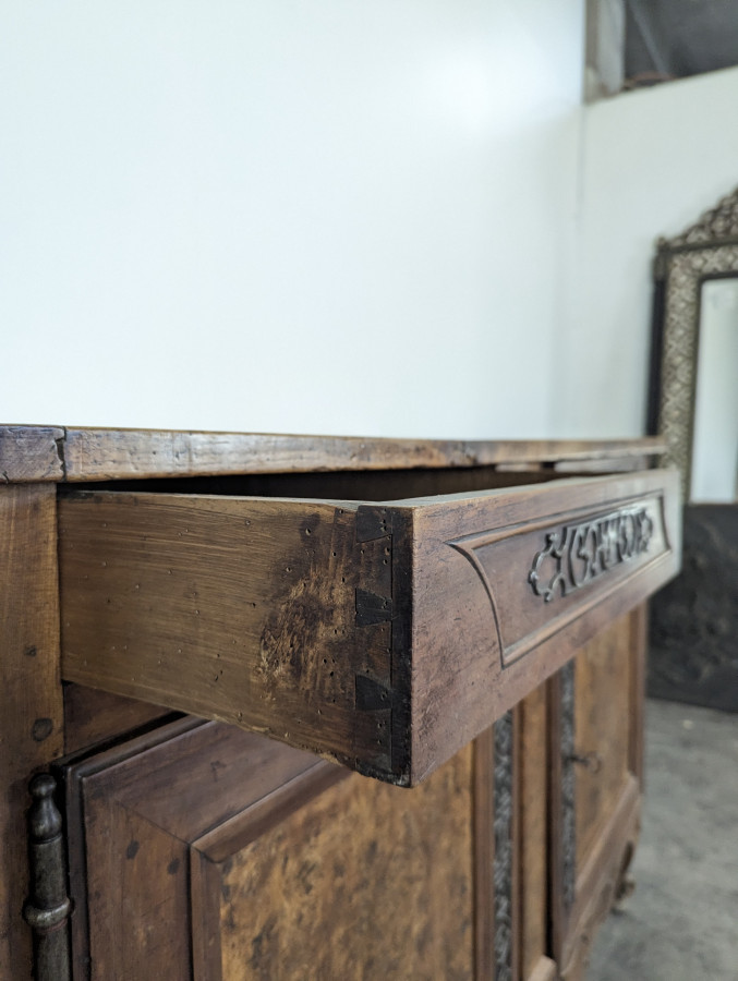 Buffet bas Louis XV en noyer et loupe à ferrures ajourées