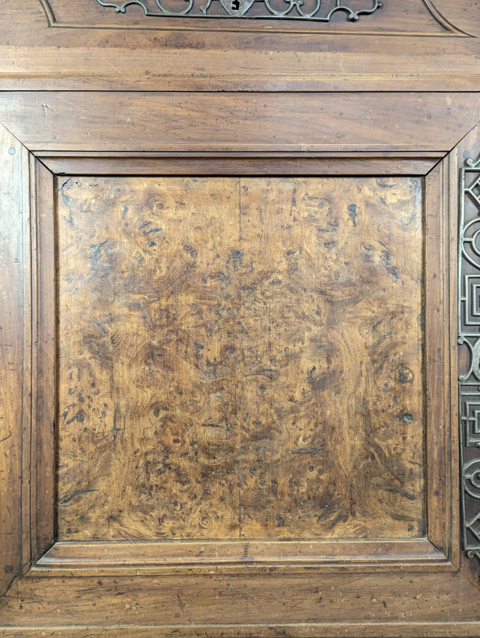 Buffet bas Louis XV en noyer et loupe à ferrures ajourées