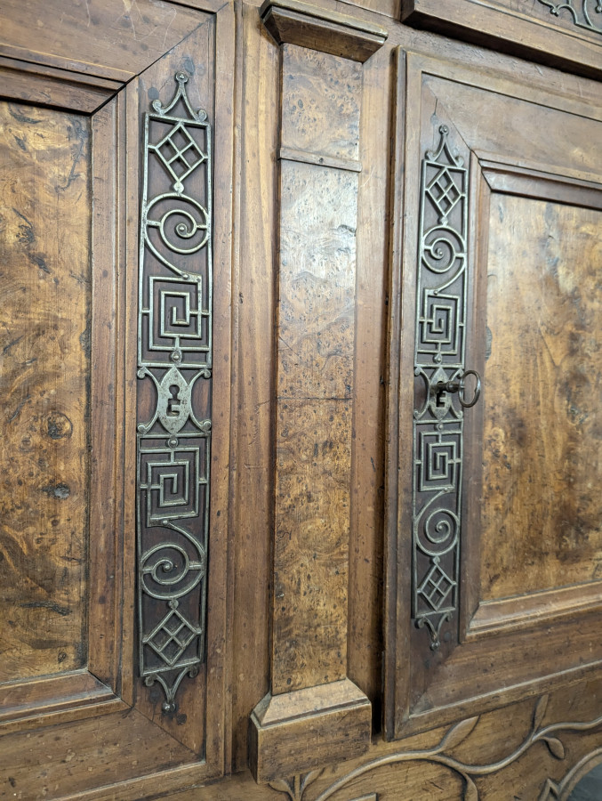 Buffet bas Louis XV en noyer et loupe à ferrures ajourées