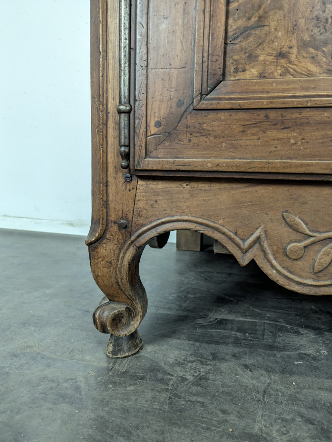 Buffet bas Louis XV en noyer et loupe à ferrures ajourées