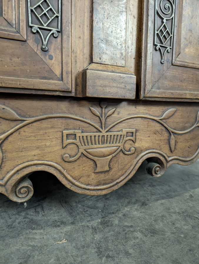 Buffet bas Louis XV en noyer et loupe à ferrures ajourées
