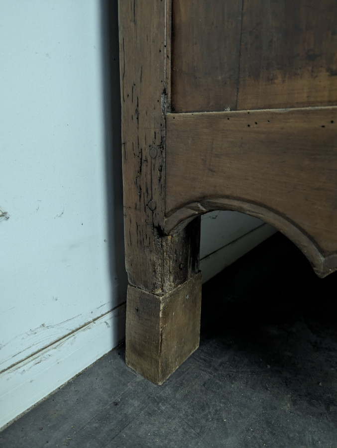 Buffet bas Louis XV en noyer et loupe à ferrures ajourées