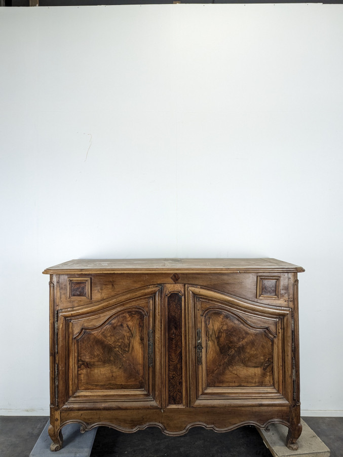 Buffet bas Louis XV en noyer à deux portes XVIIIe