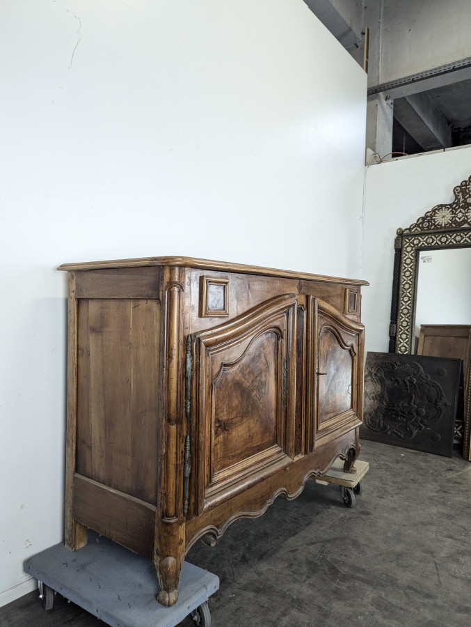 Buffet bas Louis XV en noyer à deux portes XVIIIe
