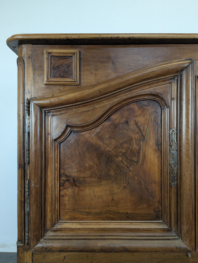 Buffet bas Louis XV en noyer à deux portes XVIIIe
