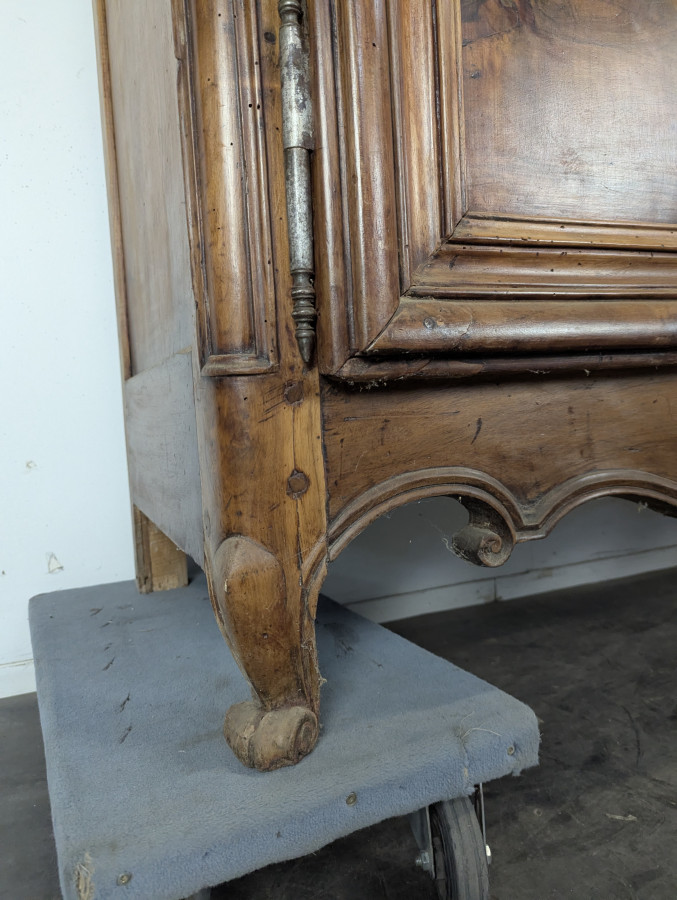 Buffet bas Louis XV en noyer à deux portes XVIIIe