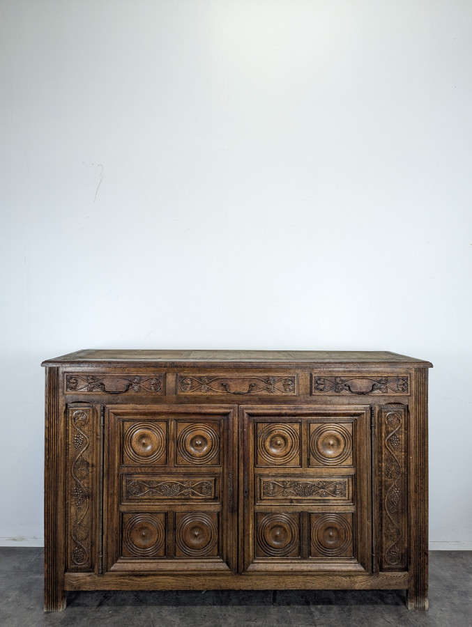 Buffet de style Renaissance en chêne sculpté dans le goût de Dudouyt