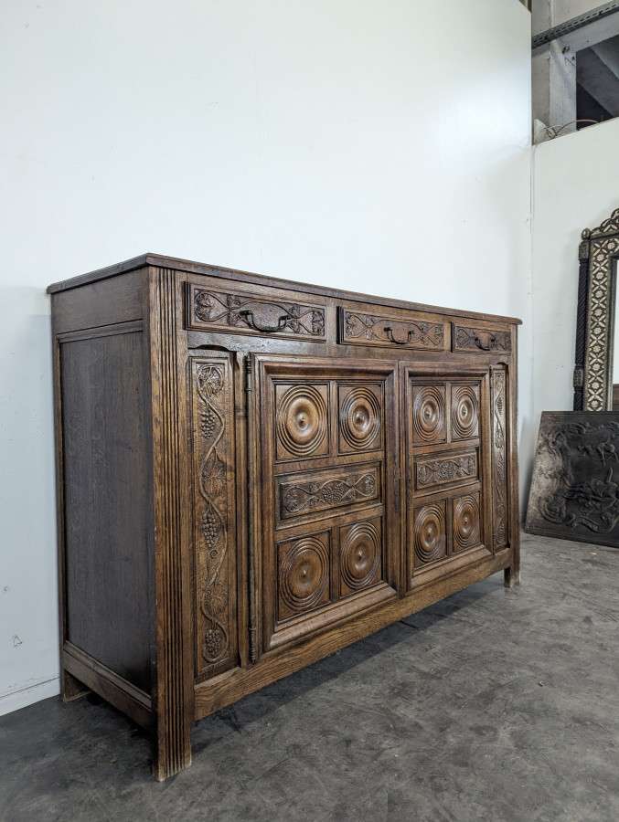 Buffet de style Renaissance en chêne sculpté dans le goût de Dudouyt
