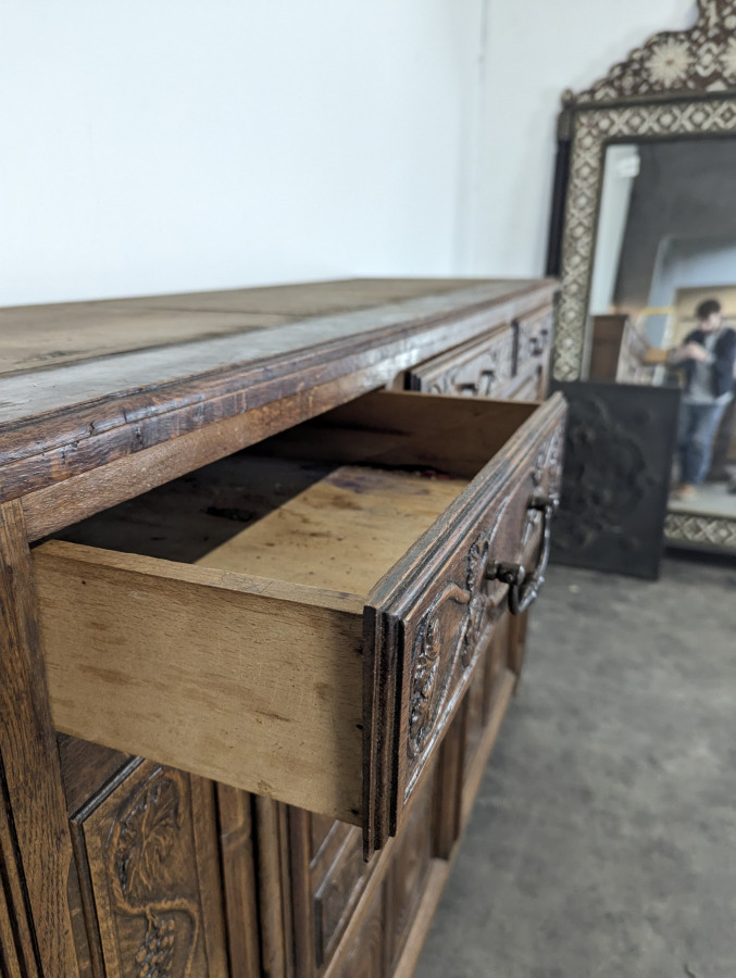 Buffet de style Renaissance en chêne sculpté dans le goût de Dudouyt
