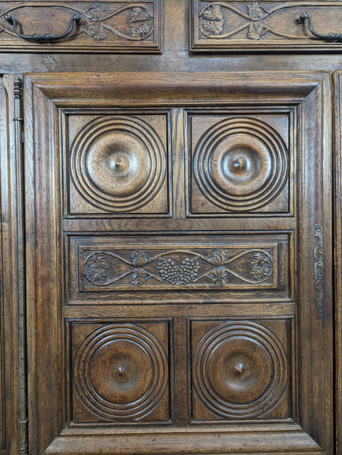 Buffet de style Renaissance en chêne sculpté dans le goût de Dudouyt