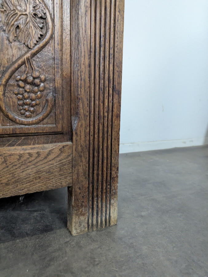 Buffet de style Renaissance en chêne sculpté dans le goût de Dudouyt
