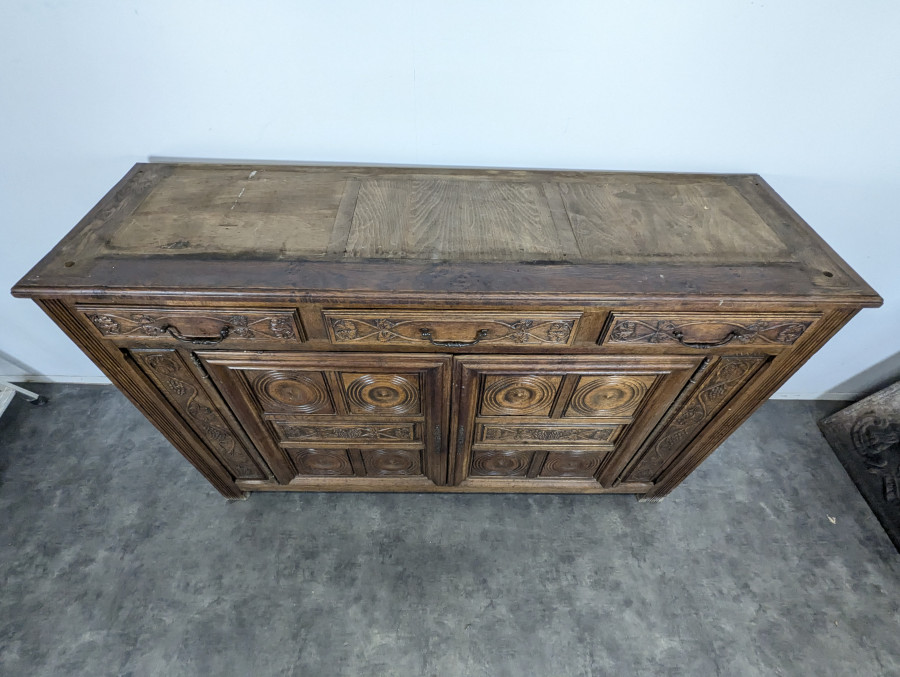 Buffet de style Renaissance en chêne sculpté dans le goût de Dudouyt