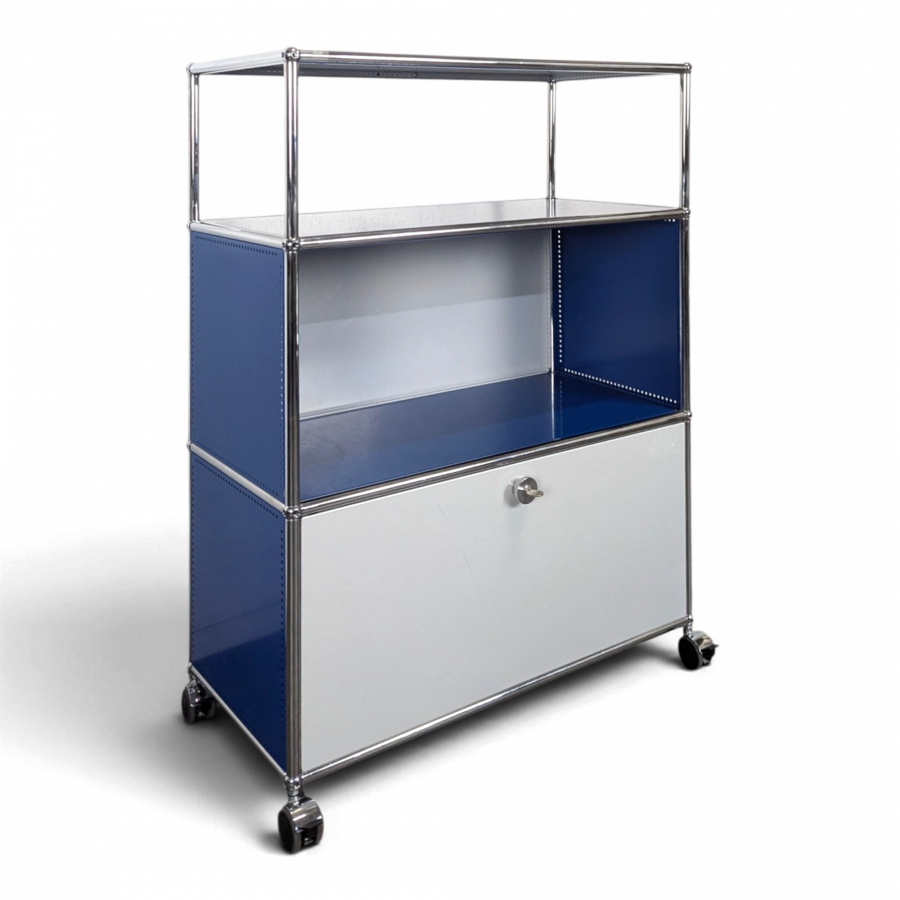 Meuble USM Haller bleu gentiane et blanc à porte abattante sur roulettes
