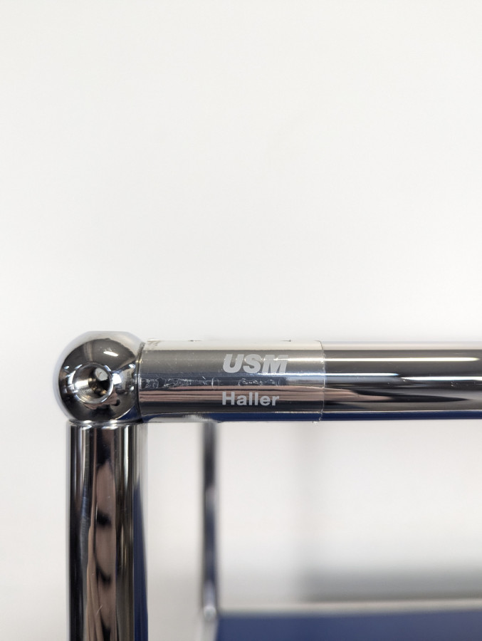Meuble USM Haller bleu gentiane et blanc à porte abattante sur roulettes