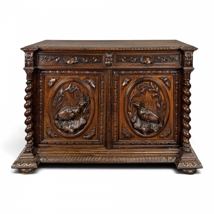 Buffet de chasse de style Henri II en chêne sculpté à colonnes torsadées