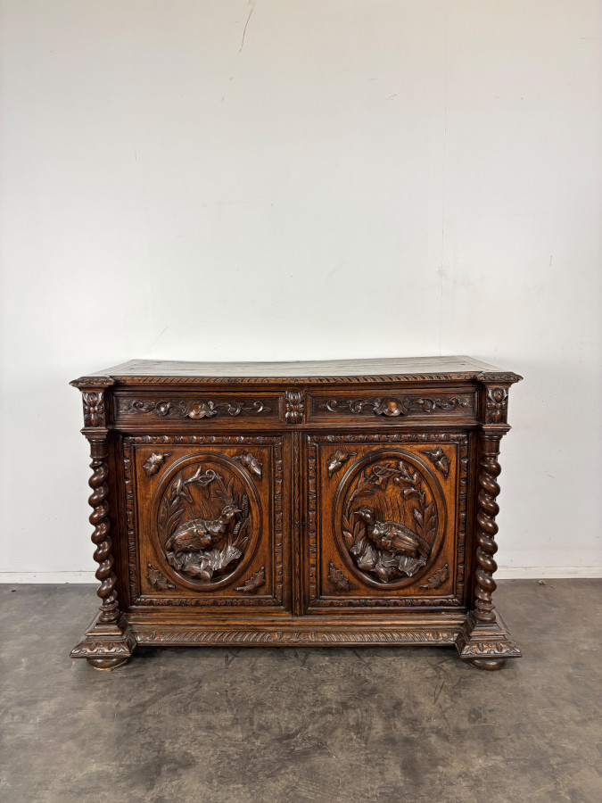 Buffet de chasse de style Henri II en chêne sculpté à colonnes torsadées