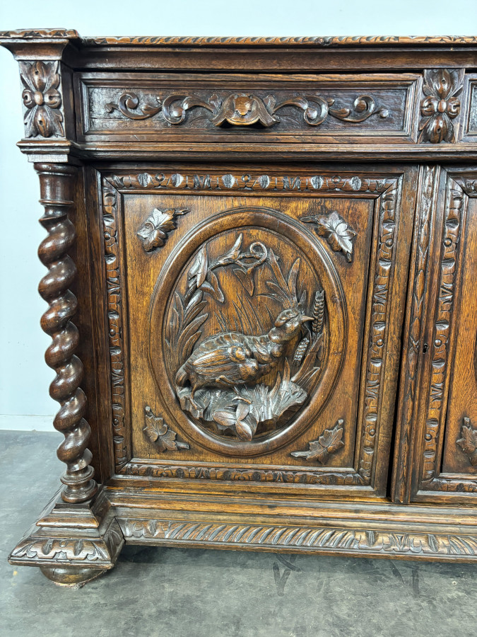 Buffet de chasse de style Henri II en chêne sculpté à colonnes torsadées