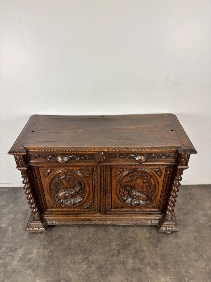 Buffet de chasse de style Henri II en chêne sculpté à colonnes torsadées