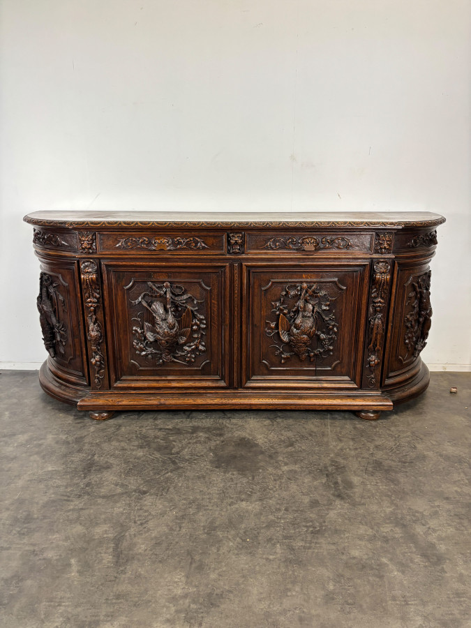 Buffet de chasse de style Henri II en chêne sculpté à colonnes torsadées