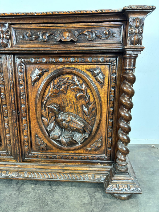Buffet de chasse de style Henri II en chêne sculpté à colonnes torsadées