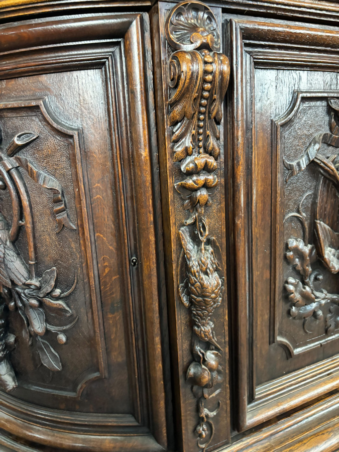 Buffet de chasse de style Henri II en chêne sculpté à colonnes torsadées