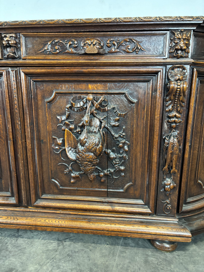Buffet de chasse de style Henri II en chêne sculpté à colonnes torsadées