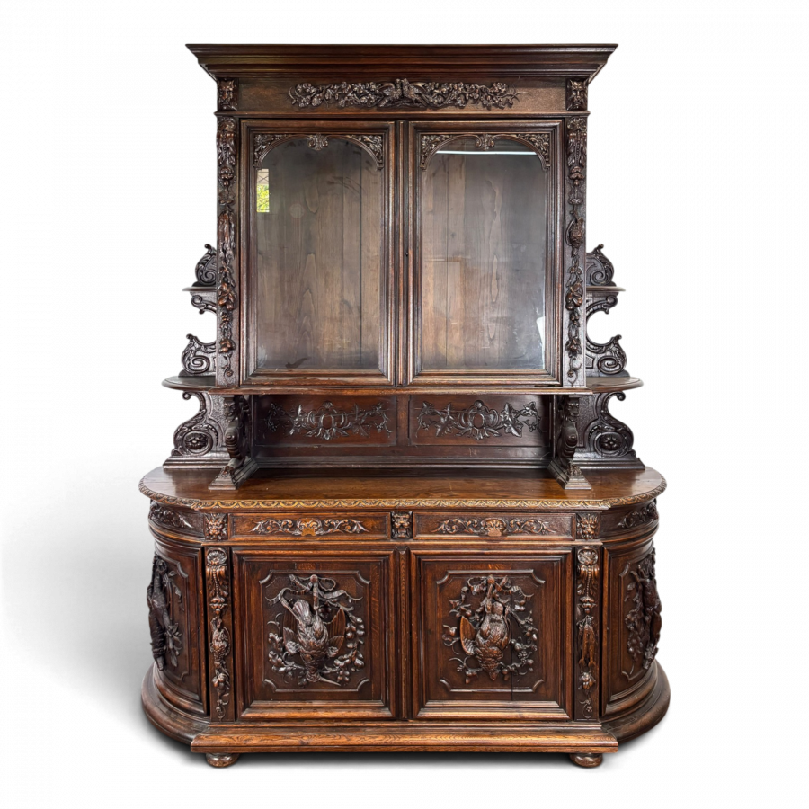 Buffet deux corps de chasse de style Henri II en chêne sculpté vitré