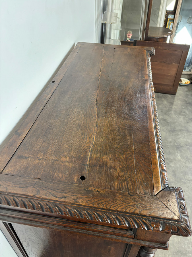 Buffet deux corps de chasse de style Henri II en chêne sculpté vitré