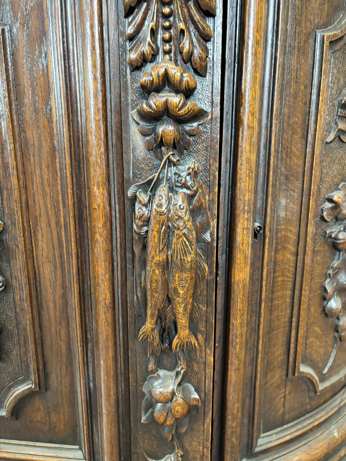 Buffet deux corps de chasse de style Henri II en chêne sculpté vitré