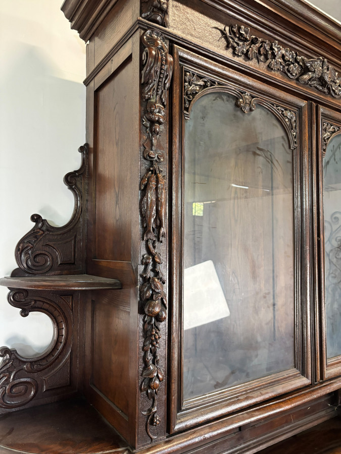 Buffet deux corps de chasse de style Henri II en chêne sculpté vitré