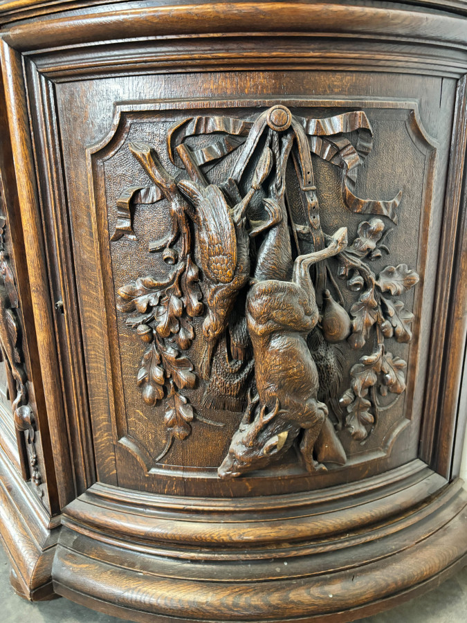 Buffet deux corps de chasse de style Henri II en chêne sculpté vitré