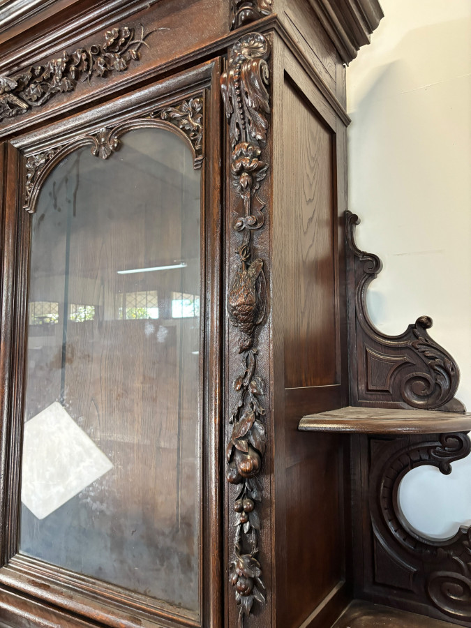 Buffet deux corps de chasse de style Henri II en chêne sculpté vitré