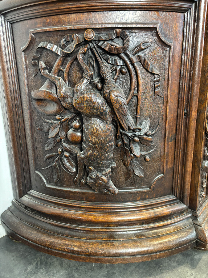 Buffet deux corps de chasse de style Henri II en chêne sculpté vitré