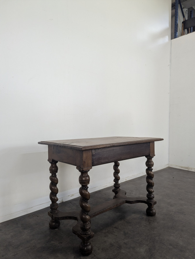 Table bureau Louis XIII en noyer massif