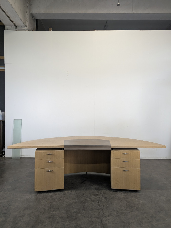 Grand bureau en arc de cercle d'André Putman édité par Ecart International