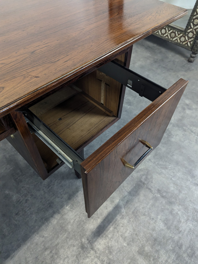 Bureau moderniste en bois exotique